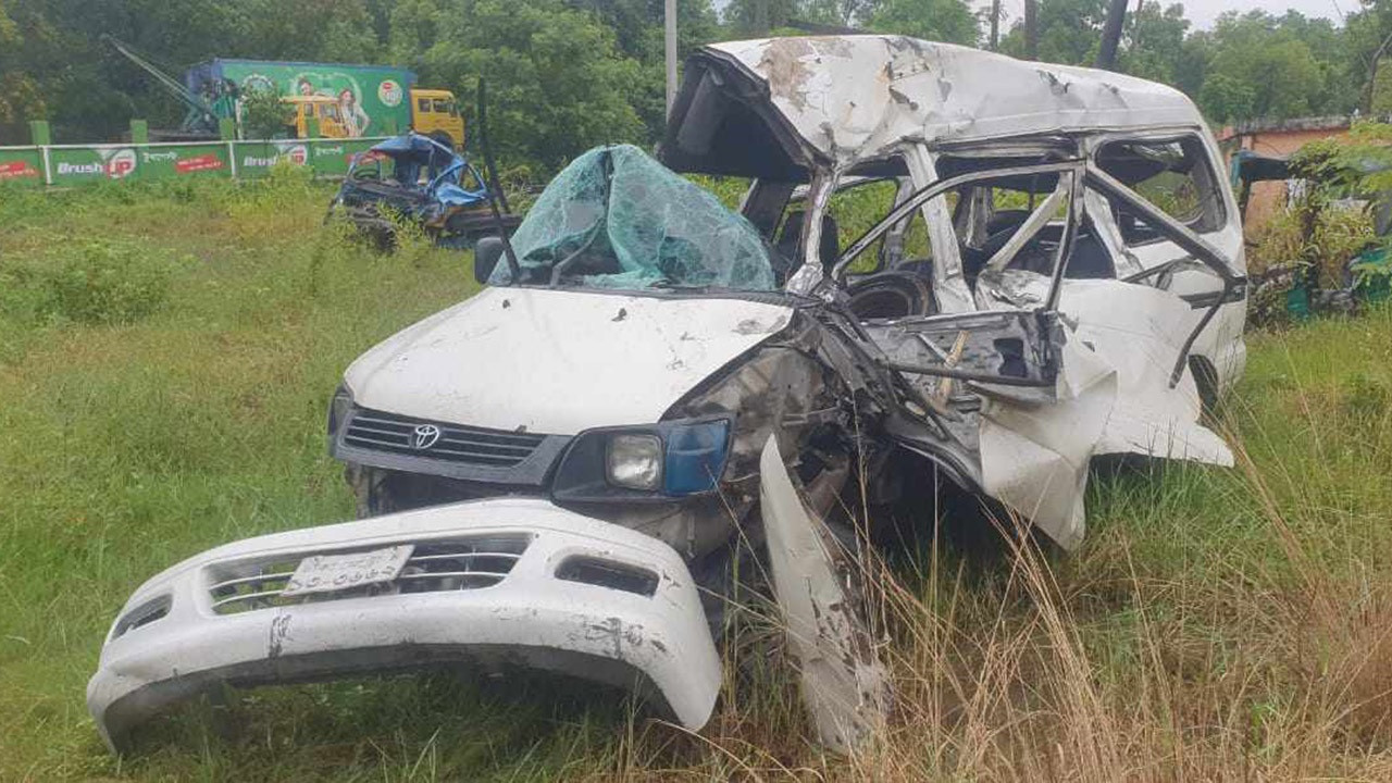 Four killed as bus hits microbus in Cumilla