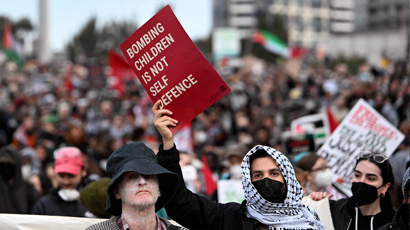 Protesters, police clash at Australian military expo, 33 arrested