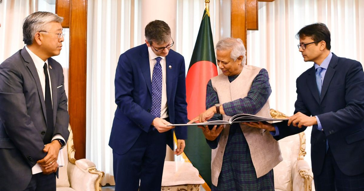 Chief adviser presents artbook on graffiti to US officials