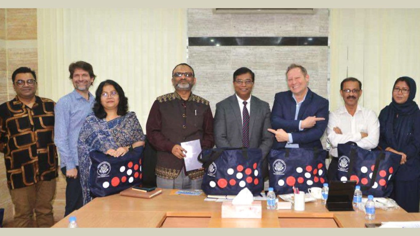 US delegation discusses enhanced academic collaboration with DU VC