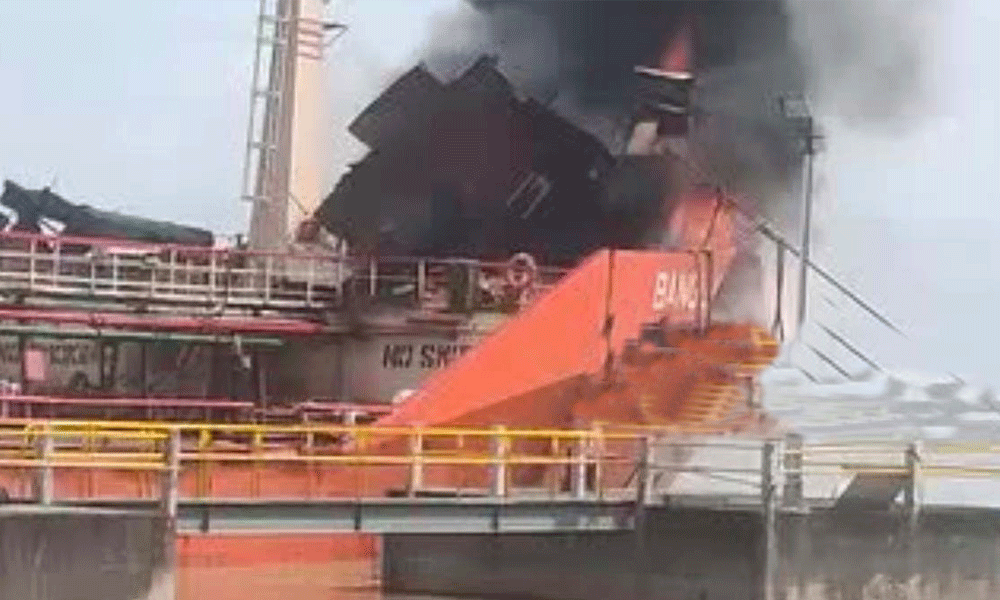 Fire breaks out on oil tanker 'Banglar Jyoti' at Ctg port