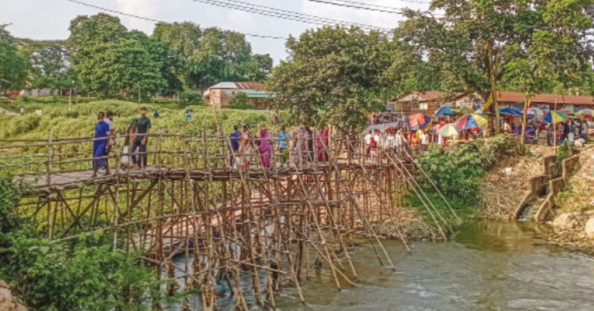 Fragile bamboo culvert poses immense risk in Bogura