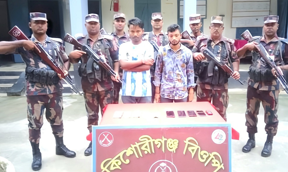 BGB detains two locals trying to flee through Dinajpur border
