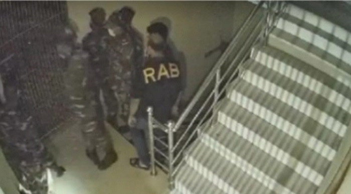 Six held over robbery posing as security forces in Mohammadpur