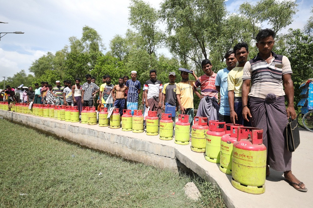 Qatar Charity provides cooking gas cylinders to 22,800 Rohingya refugees