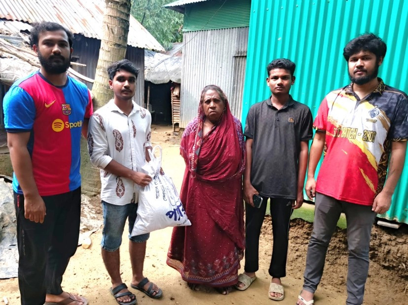 Bashundhara Shuvosangho distributes food relief among flood victims