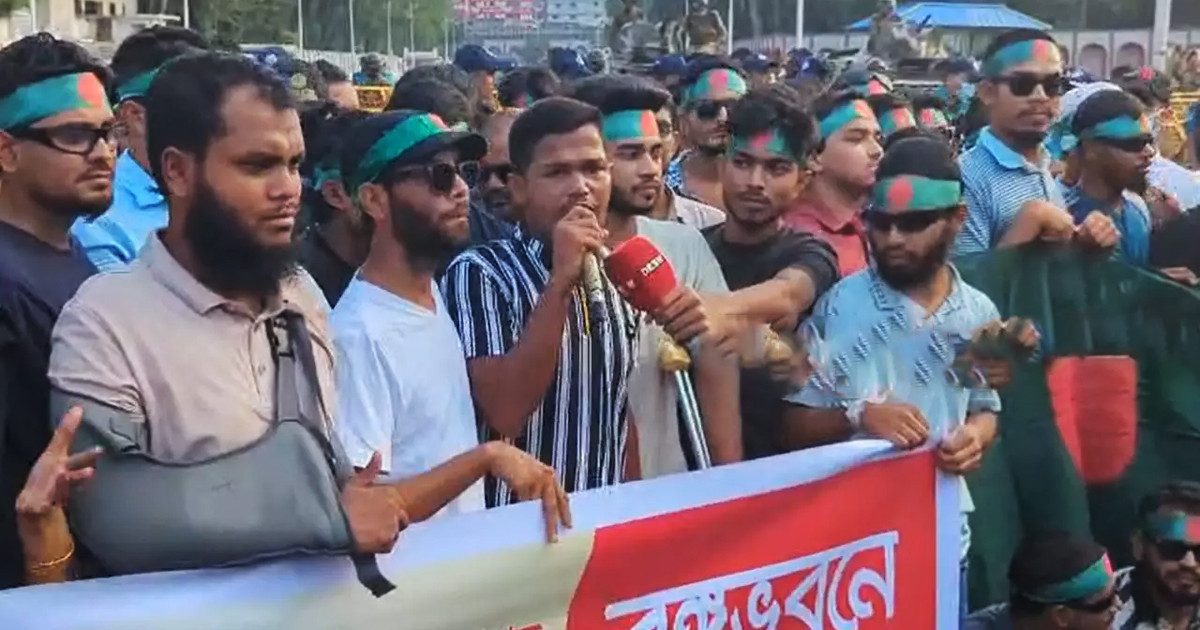 Protesters threaten to break into Bangabhaban at 7pm