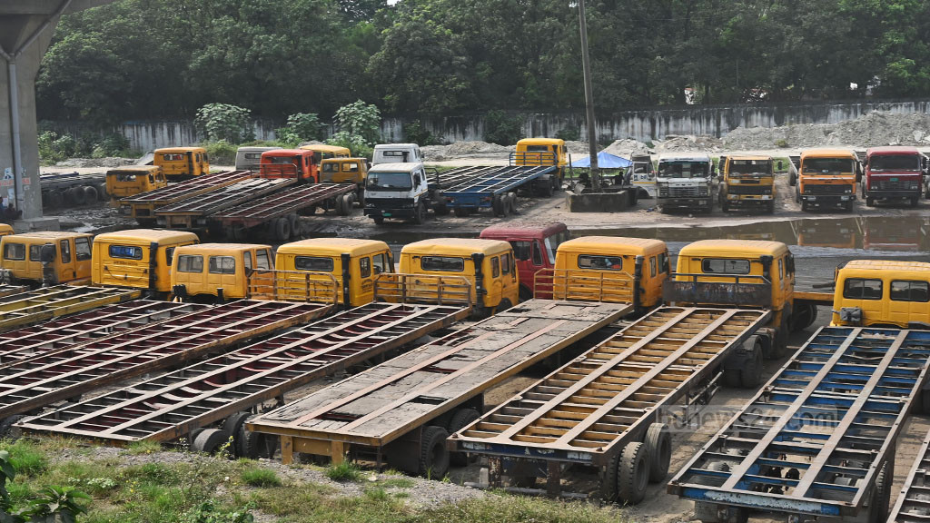 Workers strike paralyses container movement at Ctg Port