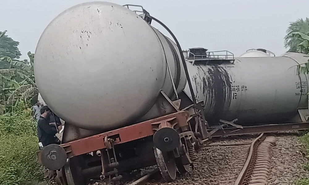 Rail communication with Khulna snapped as train derails in Chuadanga