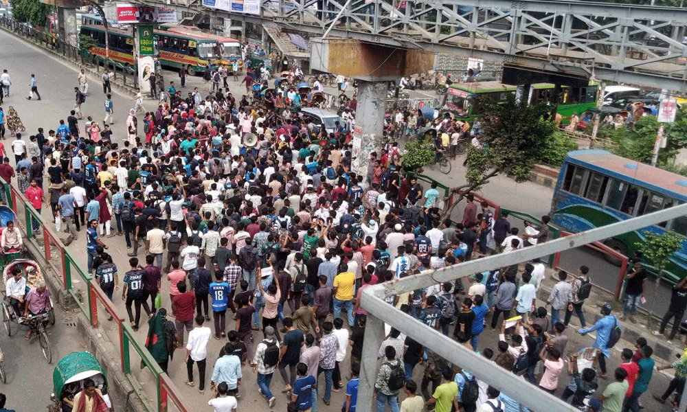 Students block Science Lab intersection disrupting traffic