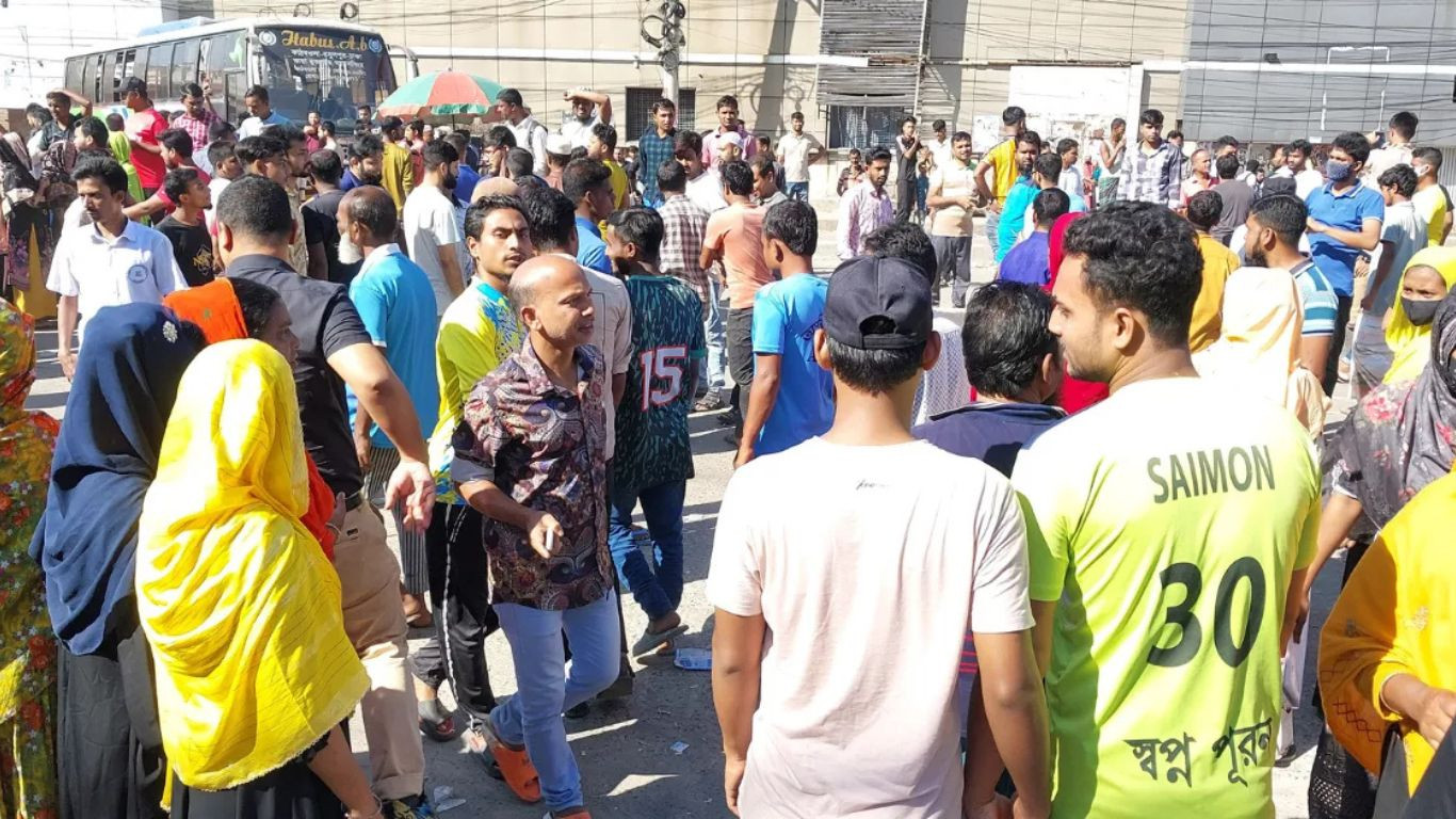 Traffic movement is back to normal as RMG workers end blockade of Dhaka-M'sing highway