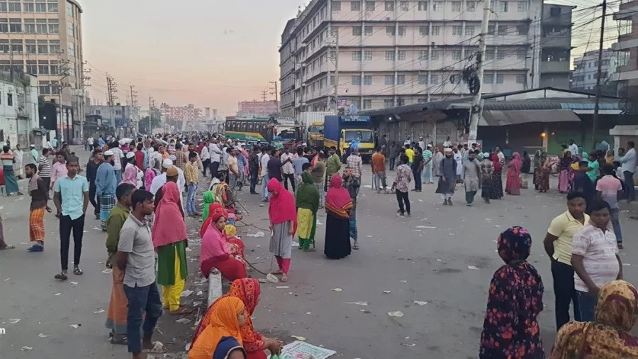 RMG unrest continues in Gazipur, 2 highways blocked