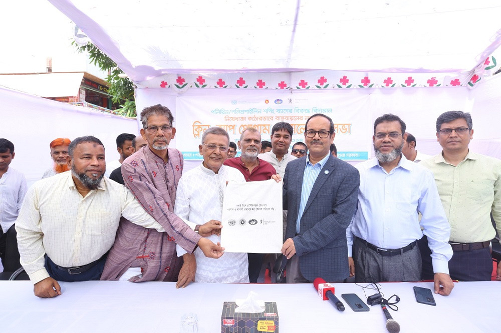 Environment Dept conduct anti-plastic drive at Khilgaon kitchen market