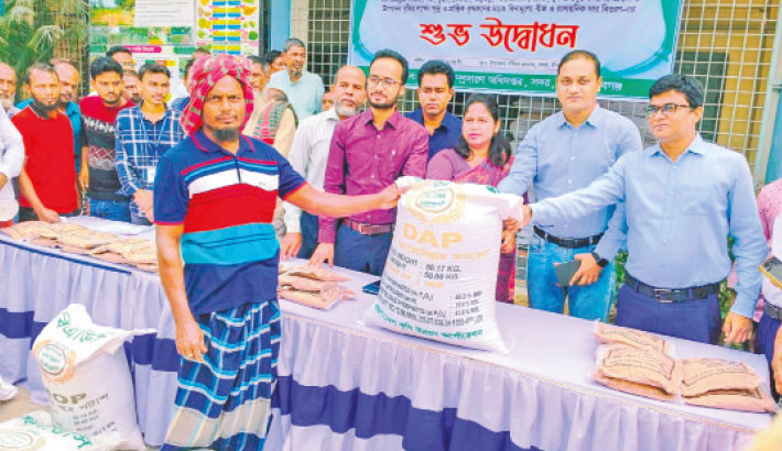 Chapainawabganj Sadar Upazila Nirbahi Officer Tashmina Khatun distributes rabi season crops, winter onion seeds and fertilisers among the farmers under the agricultural incentive programme in Chapainawabganj on Thursday. Sadar Upazila Agriculture Officer Sunain Bin Zaman, Upazila Agriculture Extension Officer Anisul Haque Mahmud, Upazila Social Service Officer Nashir Uddin were present at the event.Daily Sun Photo