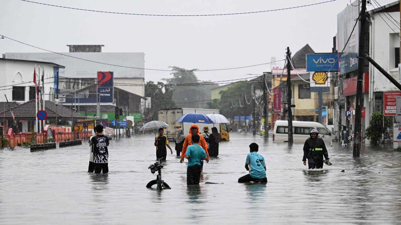 Thailand flooding kills nine, displaces thousands
