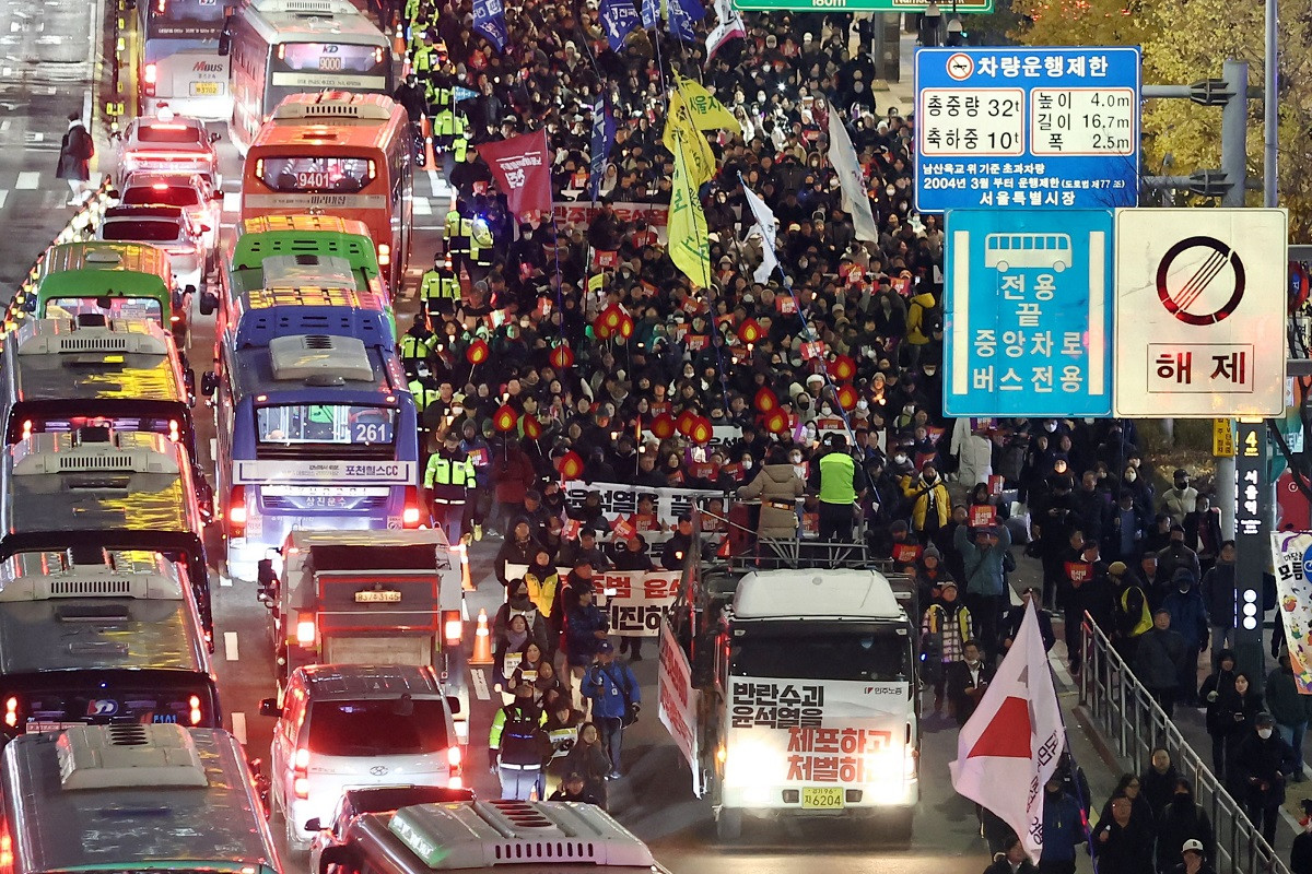 Thousands march demanding S Korea president resign over martial law debacle