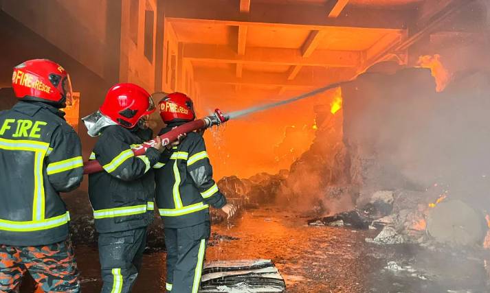 Fire breaks out at Banani slum