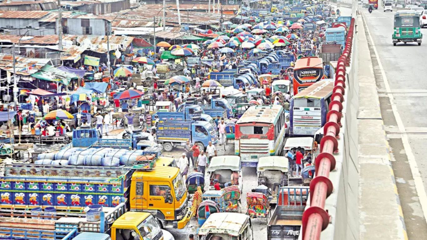 Jatrabari’s Kitchen Market: Traders block roads, cause traffic turmoil