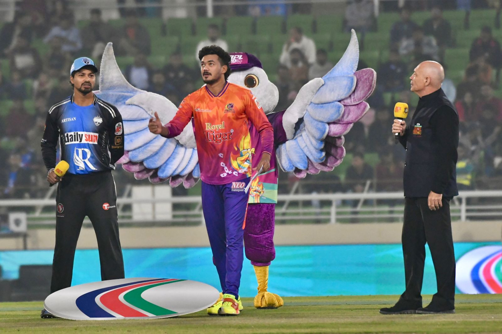 Rajshahi play with 11 local players after foreign players boycott match; Rangpur field first as Soumya returns