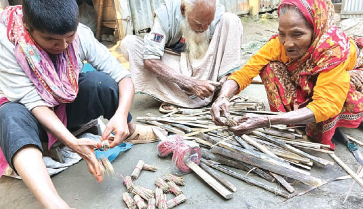 Surviving by making toothpicks in old age