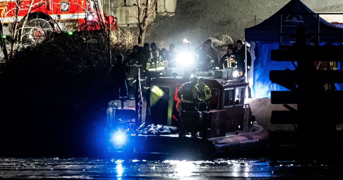 Investigators recover plane black boxes from Washington air collision