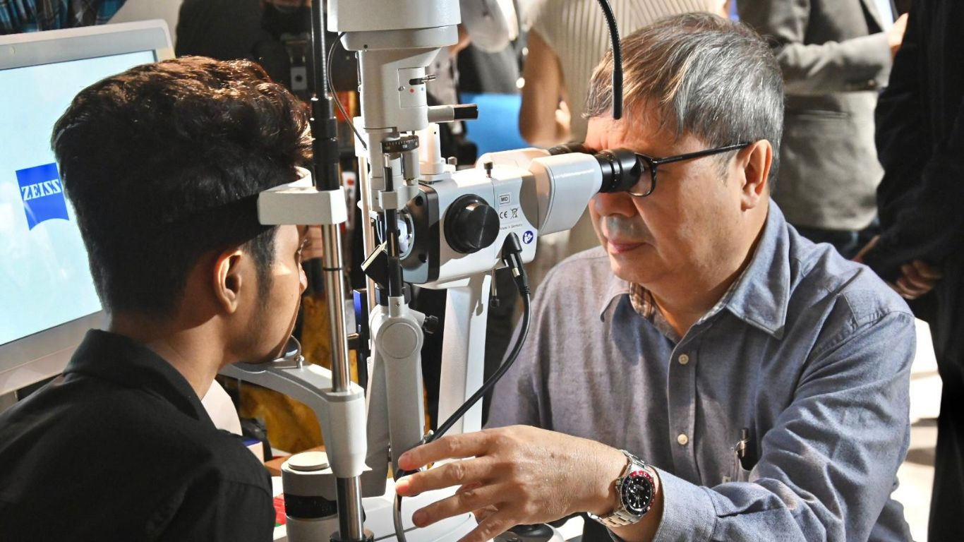 Singaporean medical team in Dhaka to treat July Movement eye injury victims