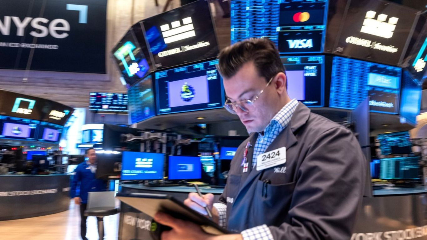 US stocks tumble on tariff, inflation fears