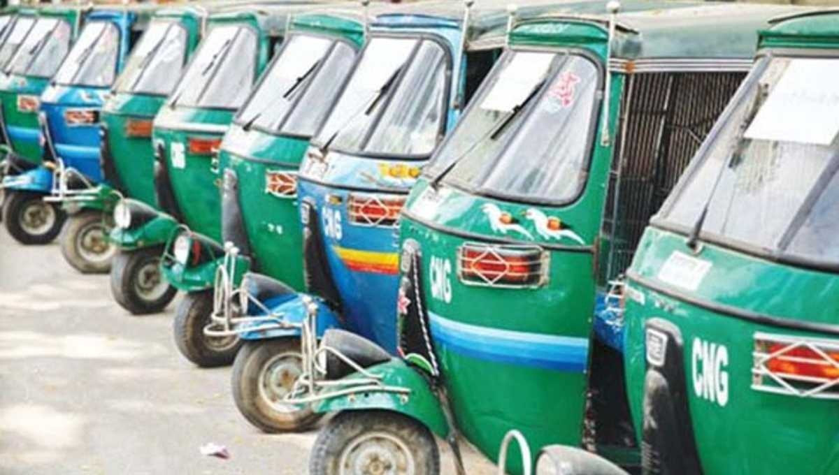 CNG-run rickshaw drivers block Mirpur Road