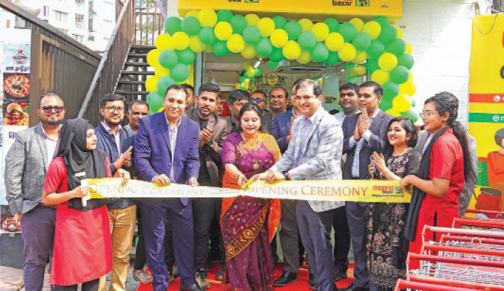 Kazi Inam Ahmed, director of Gemcon Group, and Shameem Ahmed Jaigirder, COO of Meena Bazar, inaugurate an outlet of Meena Bazar at House 110, North Shagufta New Road, Mirpur DOHS in the capital on Thursday. Photo: Courtesy