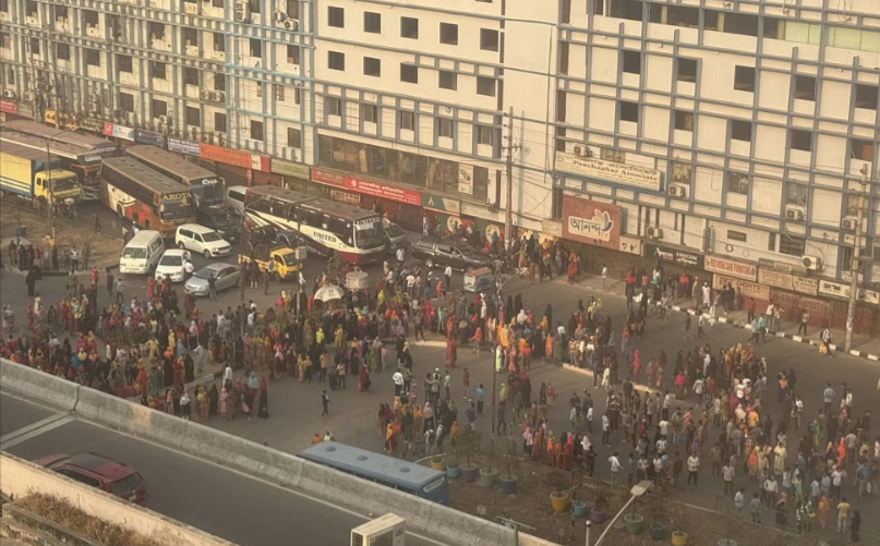 RMG workers block Banani road over colleague’s death in road crash