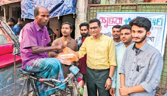 Iftar items distributed among poor in Gobindaganj