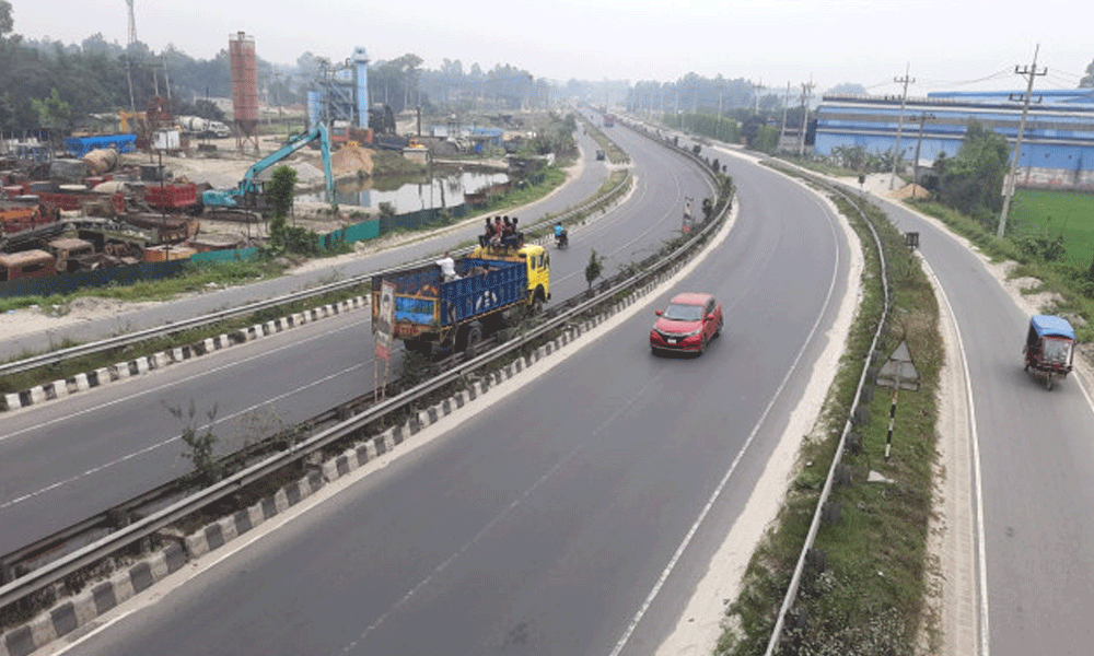 Fear of long traffic congestion on Dhaka-Tangail highway during Eid