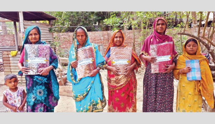 Nine women in Bhangura receive Eid gifts