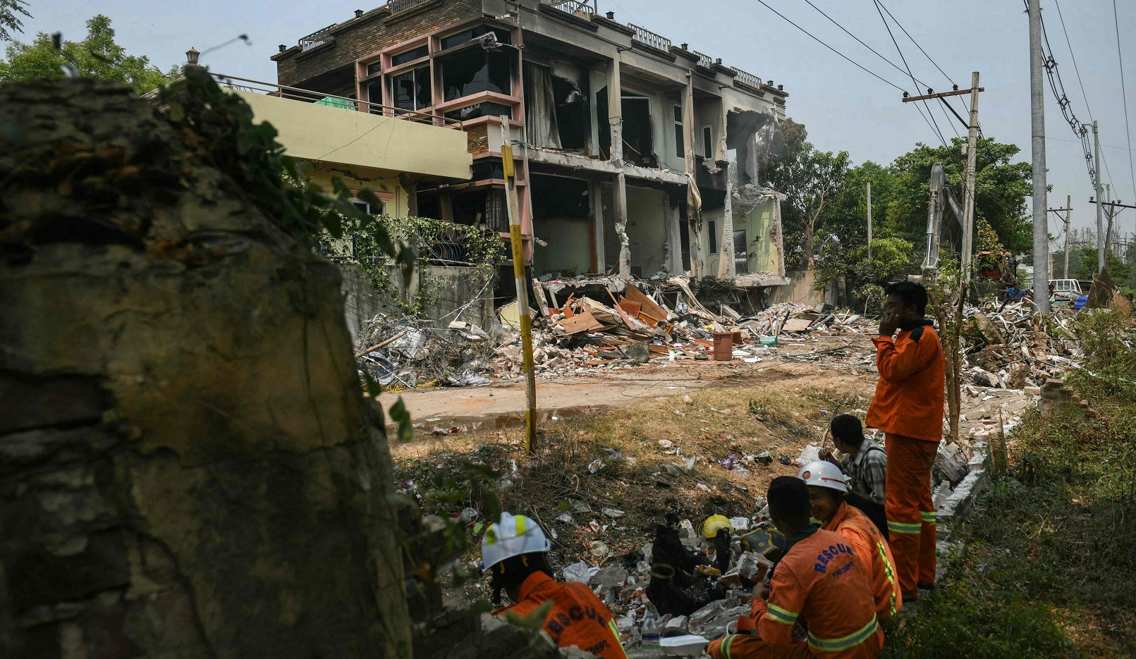 Myanmar quake toll passes 1,000 as rescuers dig for survivors