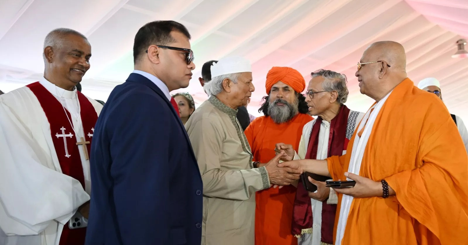 Bangladesh needs peace, says Dr Yunus seeking foreign friends' support to forge unity