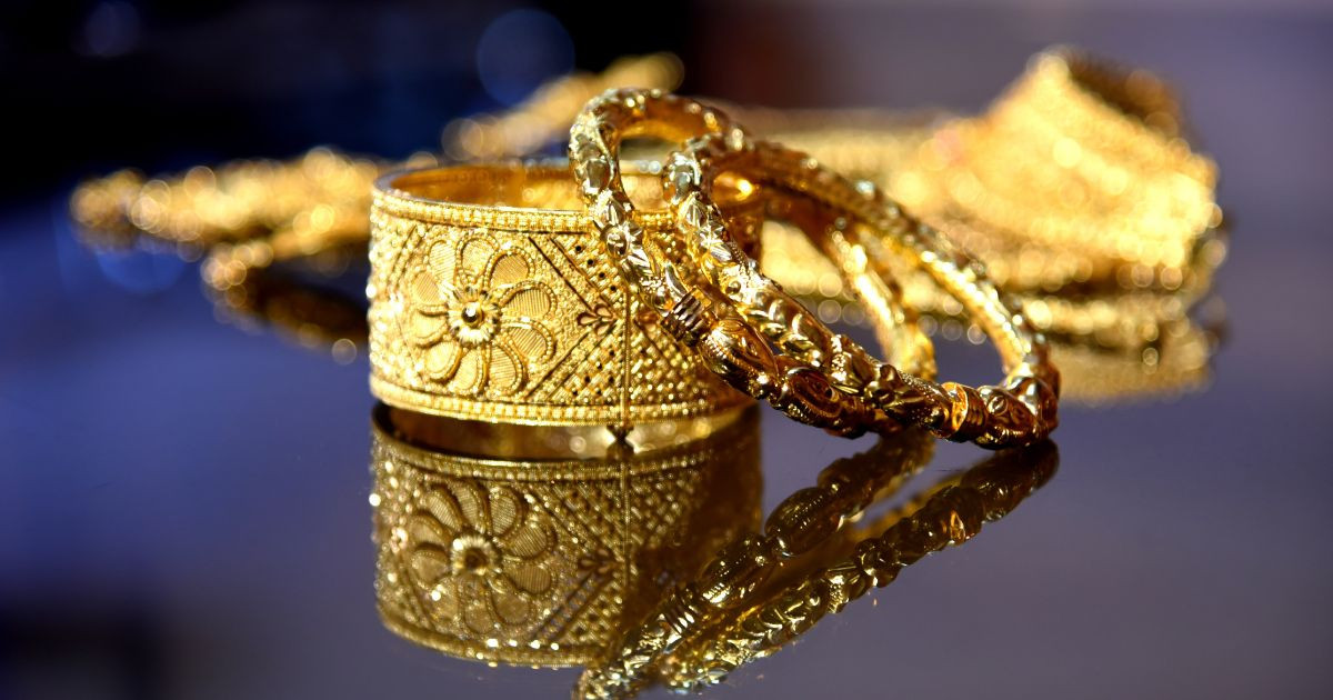 Gold price drops slightly