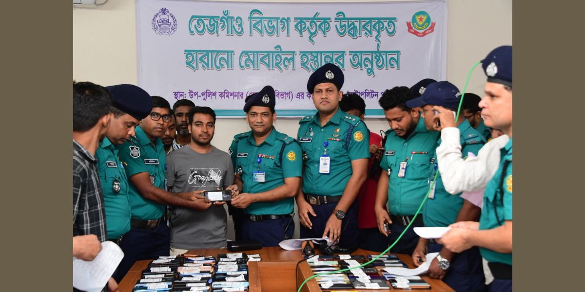Police hand over 251 stolen, lost mobiles to owners
