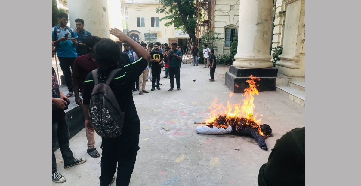 JnU students burn effigy of registrar, issue 24-hr ultimatum for resignation