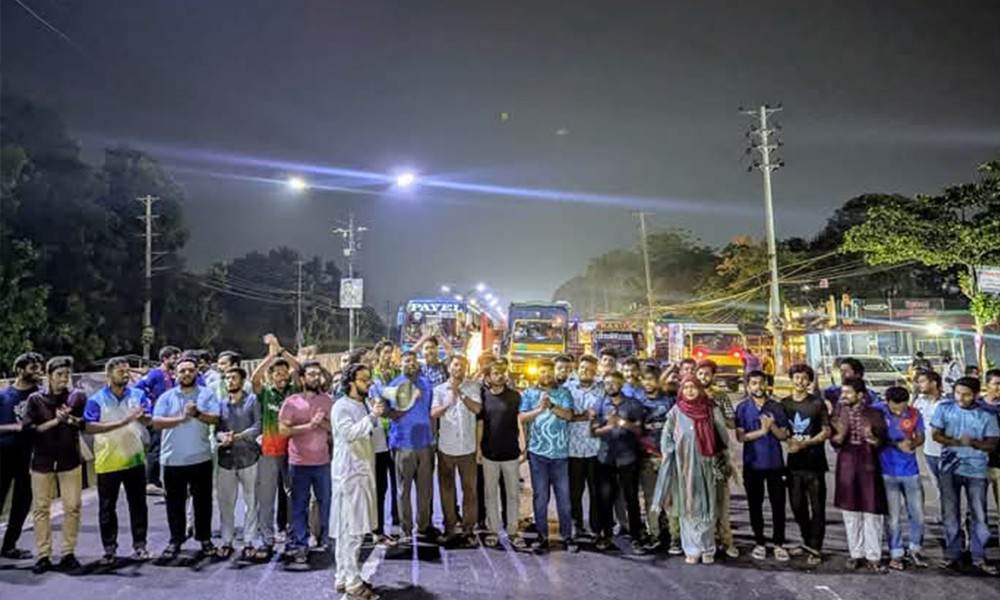 JU students block Dhaka-Aricha highway demanding AL ban