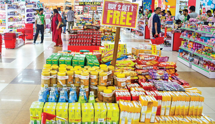 Shoppers buy spices for Eid-ul-Azha at Apon Family Mart in the Bashundhara Residential Area.
