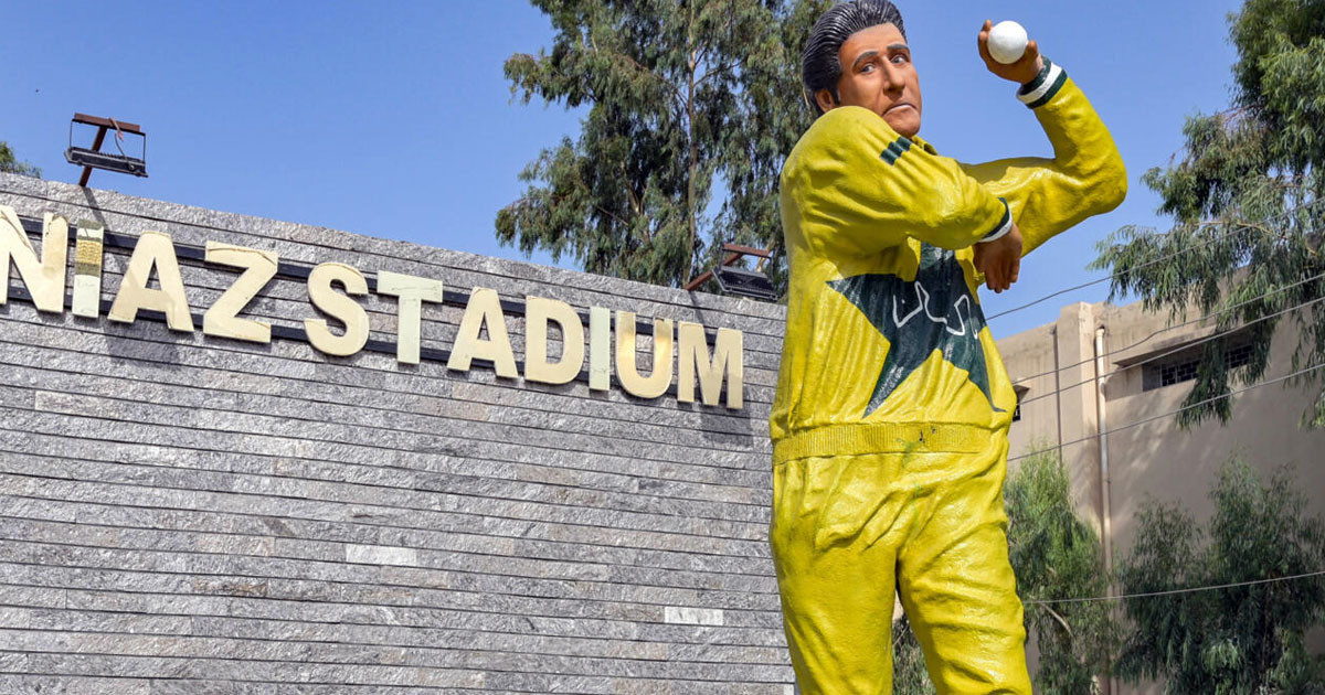 Pakistan's Akram praises his statue amid social media flak