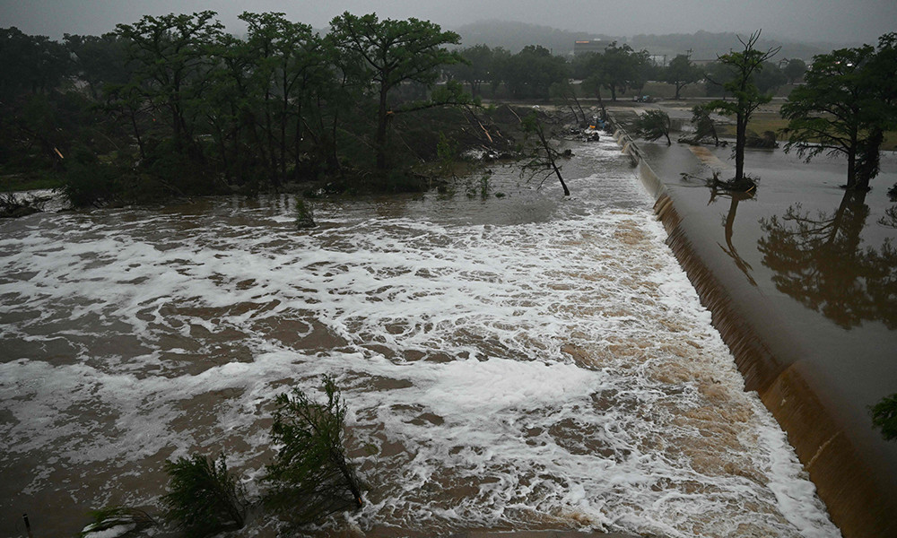 Search for missing girls as Texas flood death toll rises to 43