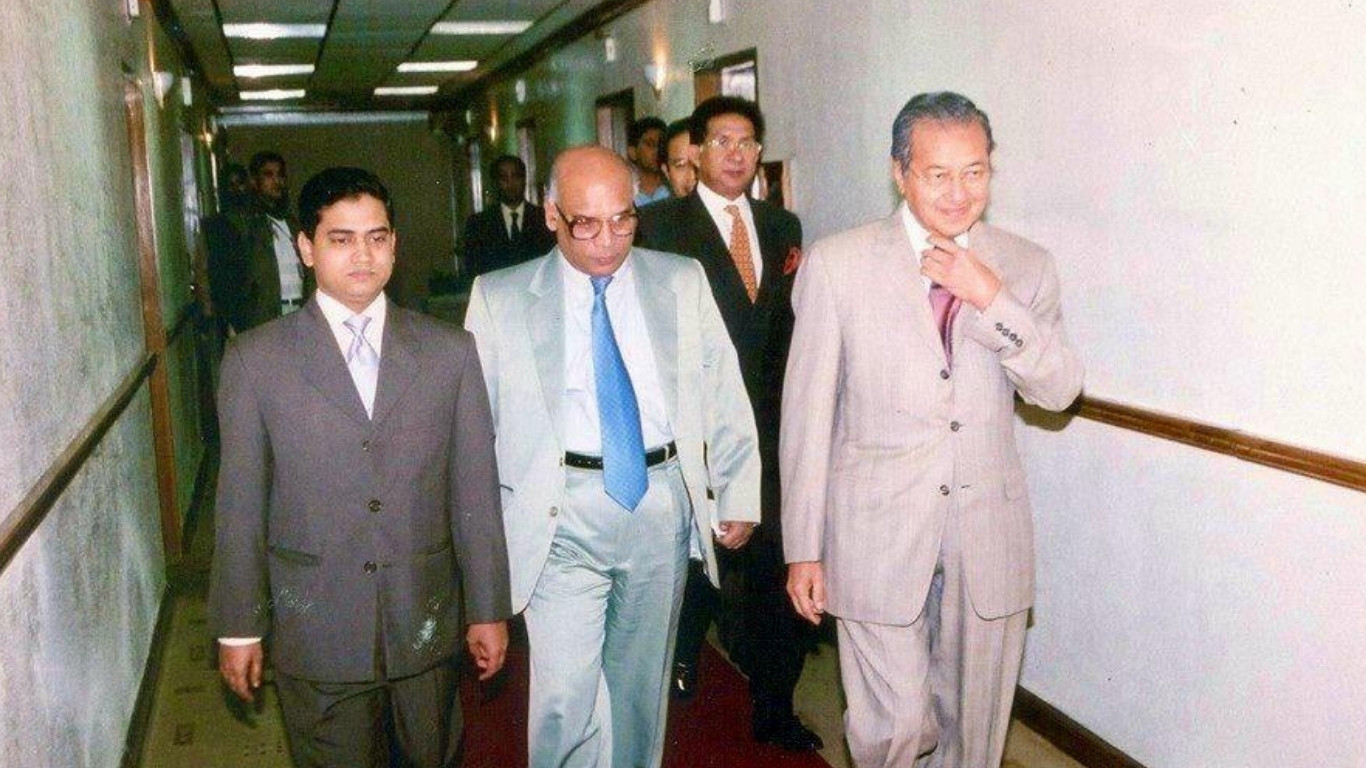 Ambassador Mushfiq greets Mahathir Mohamad marking his birth anniversary