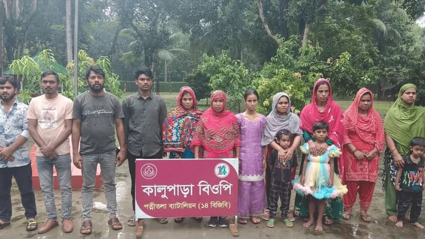 BSF pushes in 18 Bangladeshis along Naogaon border