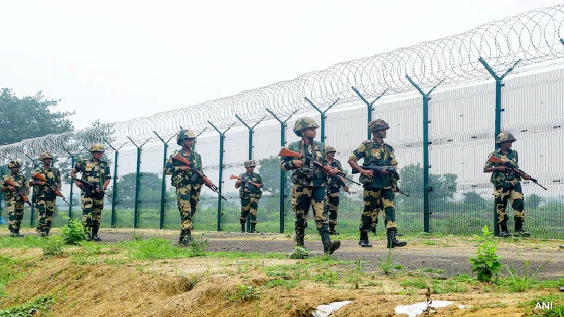 BSF pushes in 13 Bangladeshis thru Bholahat border