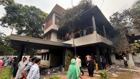 Rickshaw puller beaten by mob at Dhanmondi 32 while attempting to pay tribute to Bangabandhu