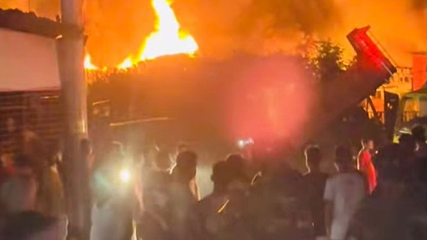 Fire guts cloth scrap warehouse, plastic factory in Ctg