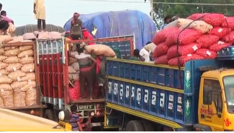 Halt of onion import permits at Hili port strands hundreds of trucks in India