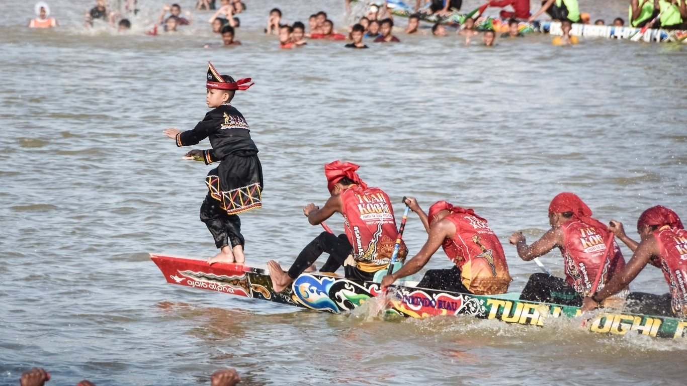 Indonesian child's viral fame draws tourists to boat race