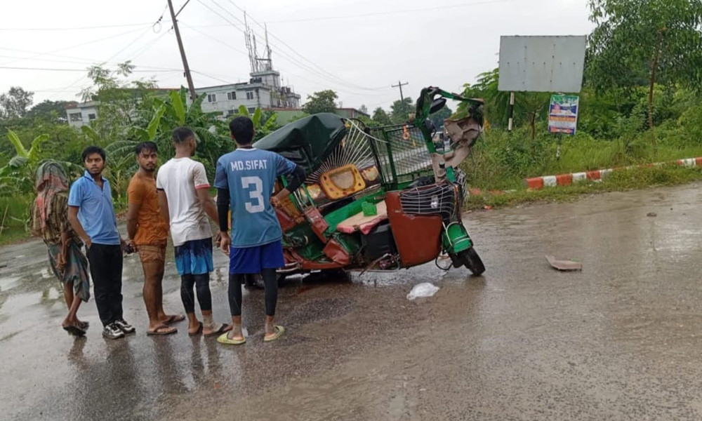 Two killed, three of a family injured as truck hits auto-rickshaw